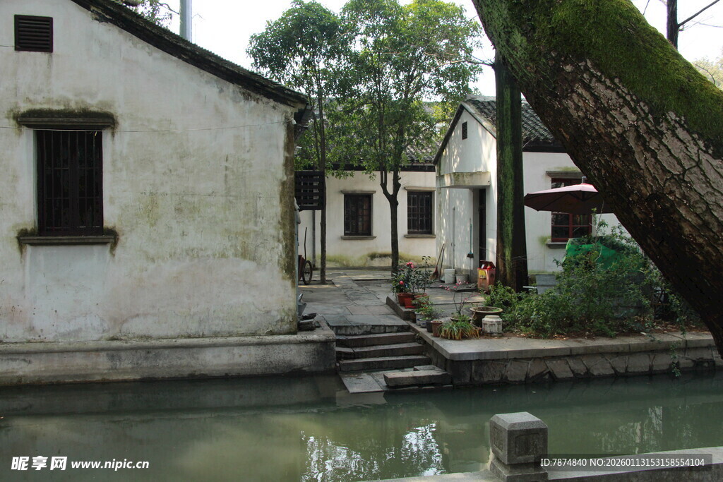 江南水乡古宅旁的清幽小河