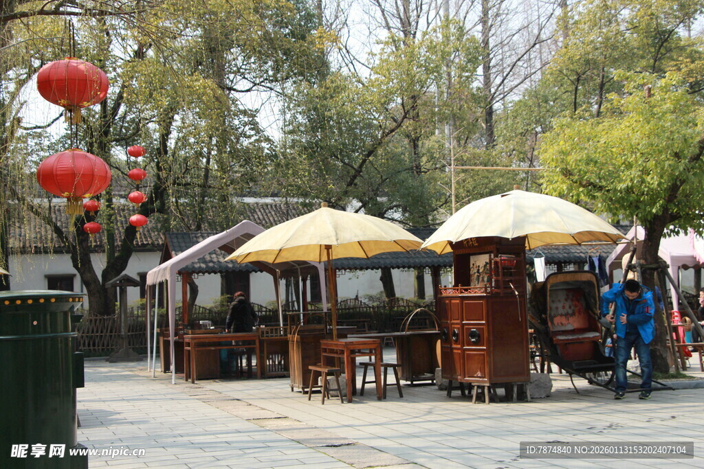 古街中式摊位与红灯笼