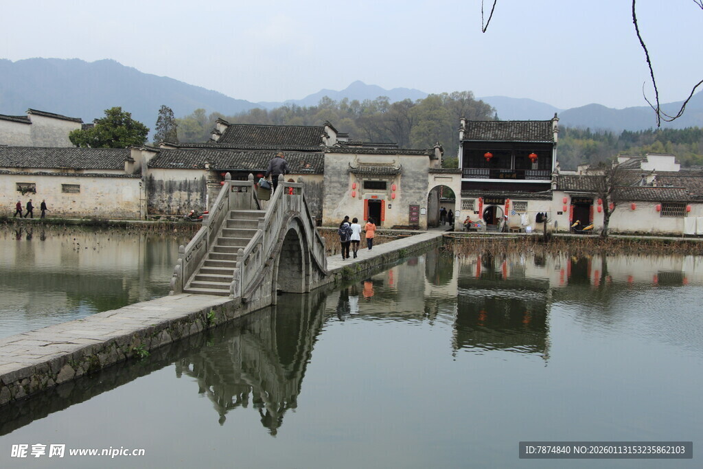 江南水乡古桥与民居倒影