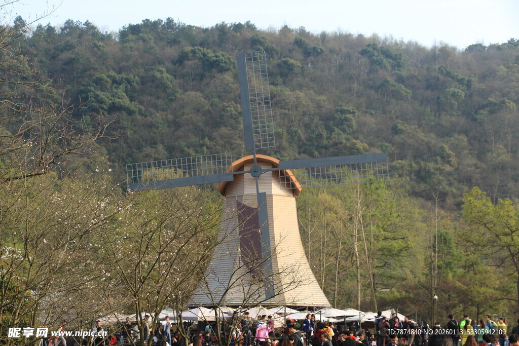 巨大风车雕塑吸引众多游客