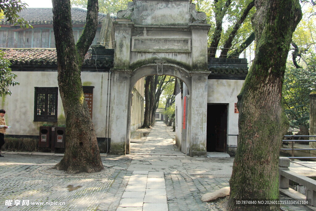 古雅园林门洞及周边景致