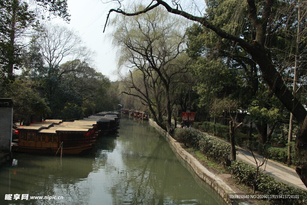 河畔木船 静谧自然景致