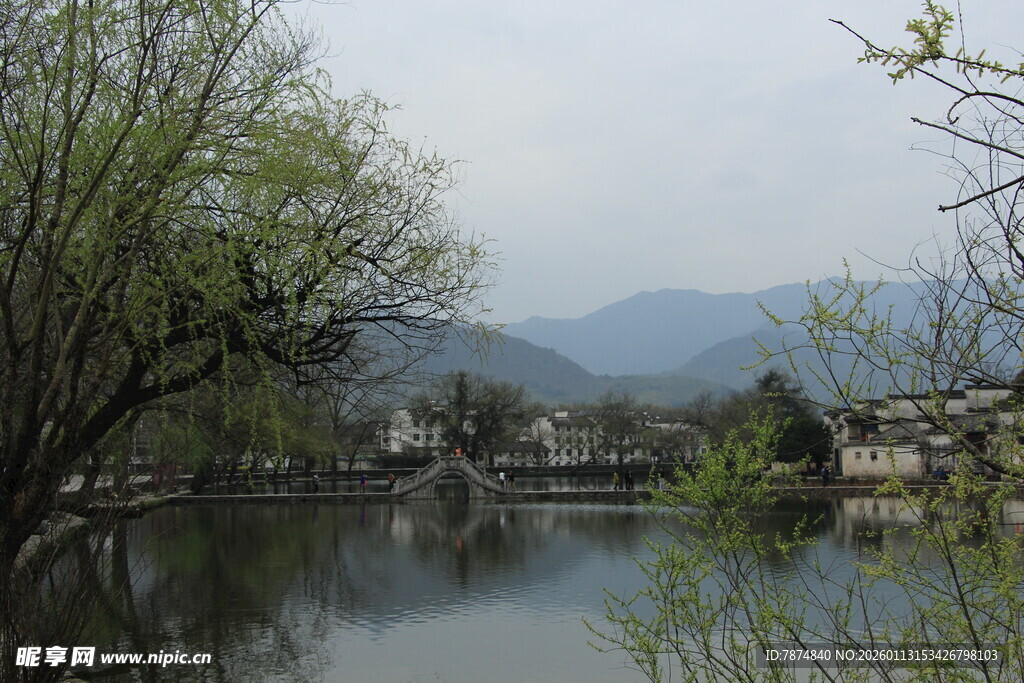 湖畔春景 远山近树相映