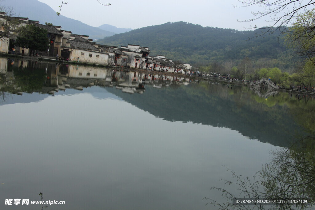 水乡古村 宁静湖景倒影