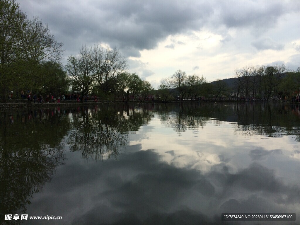 宁静湖面映天色