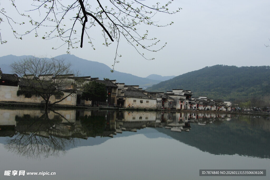 湖畔村落 山水相映成趣
