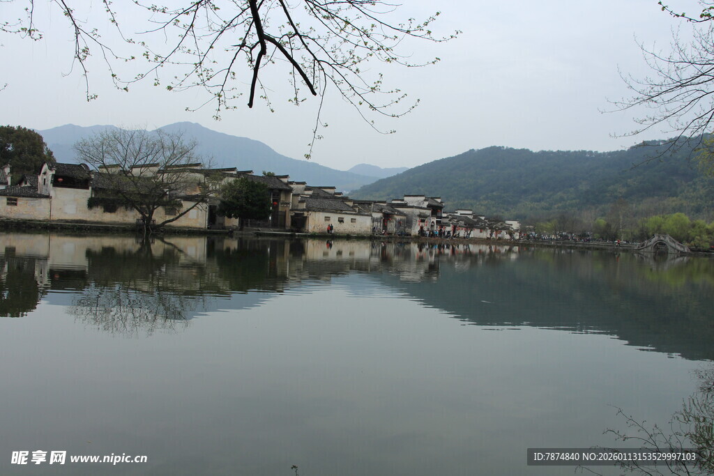 宁静水乡湖景 远山近屋倒影