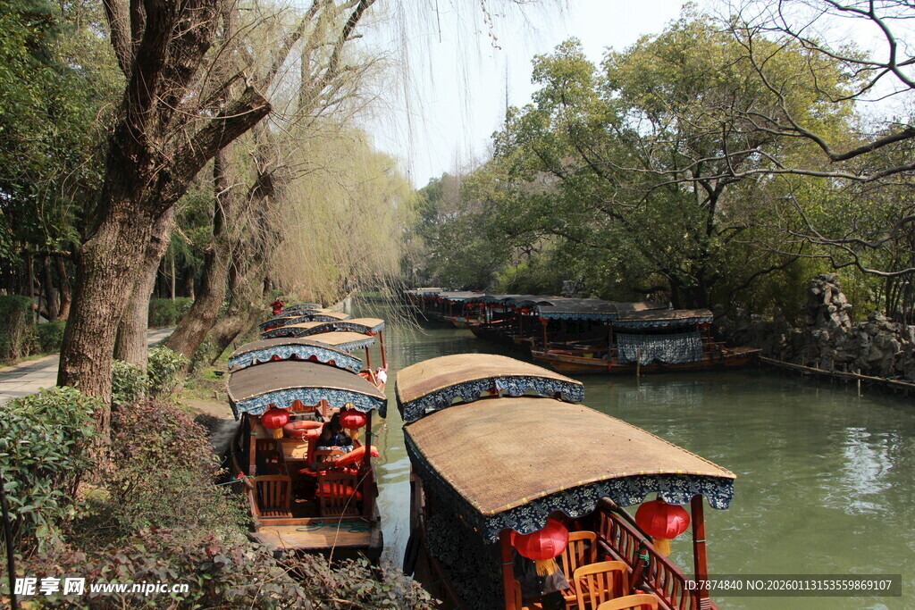 水乡河道中的特色船只