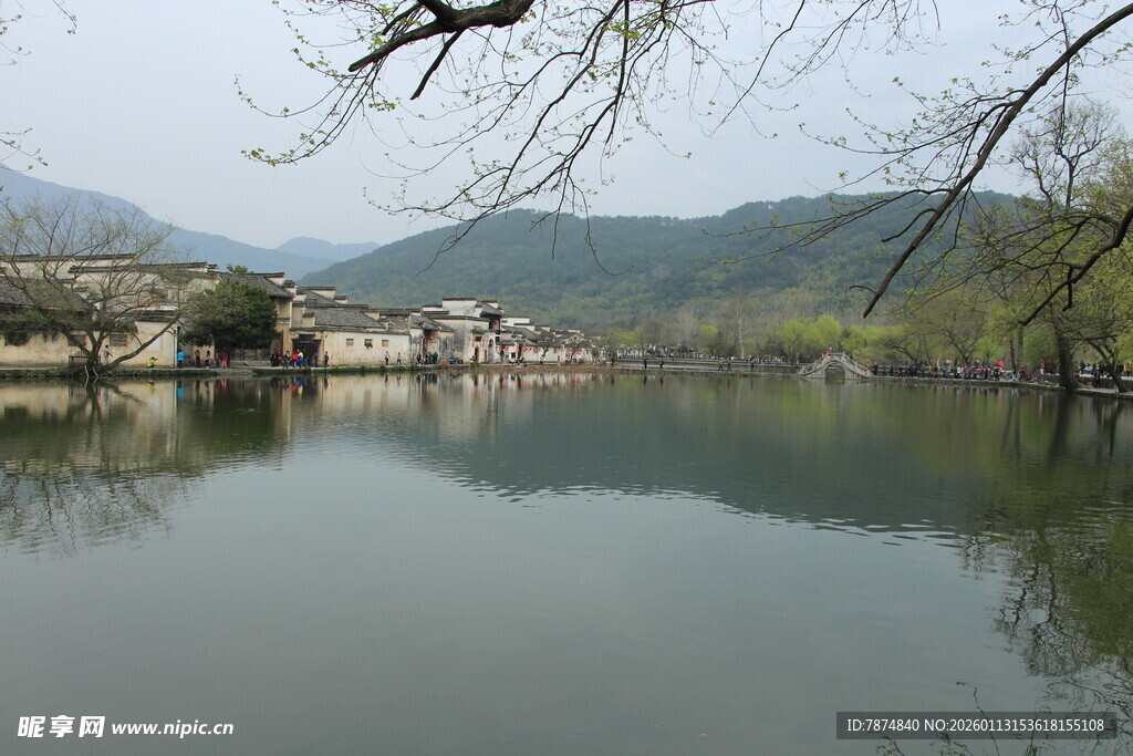 宁静湖畔古村风光