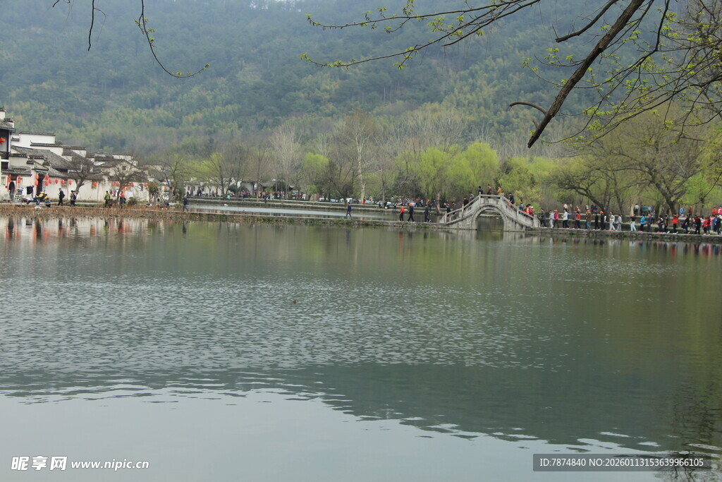 湖畔春色 山水相依的美景