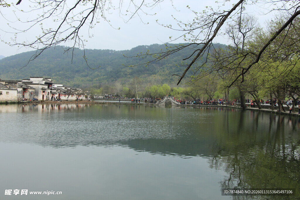 湖畔村落春色