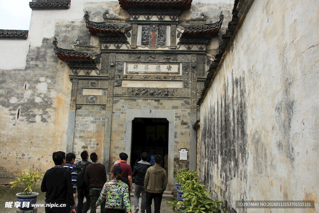 古巷游人探秘中式古建筑