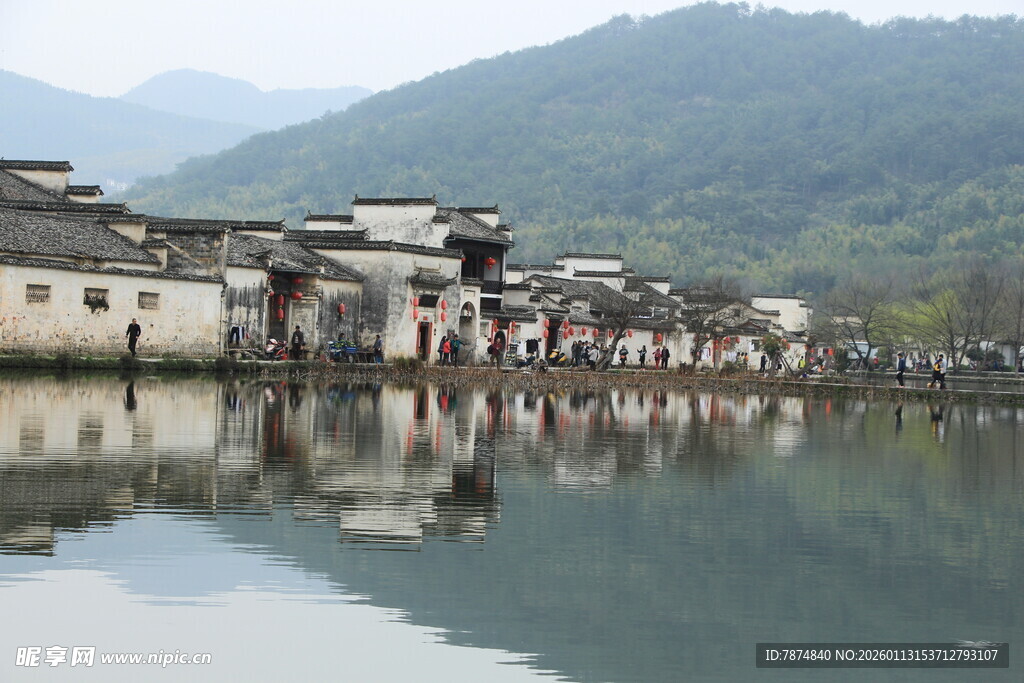徽派水乡村落湖景倒影