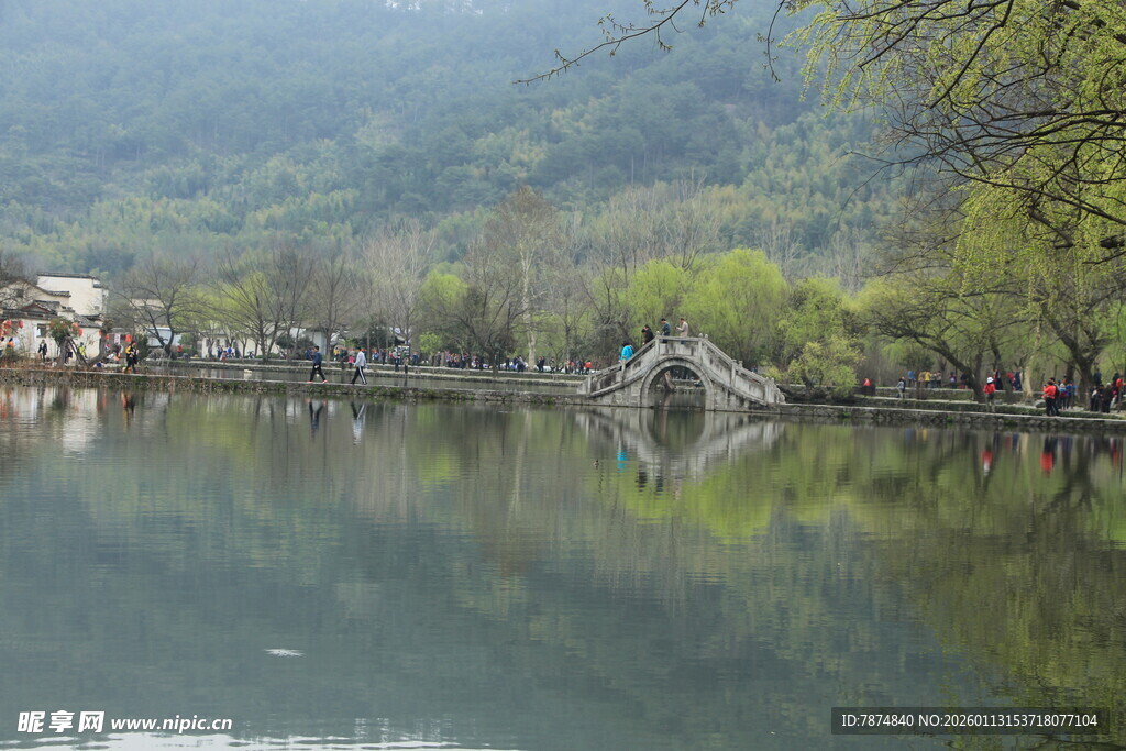 湖畔春景 山水相映成趣