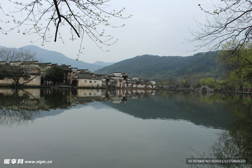 湖畔古村 山水相映成趣