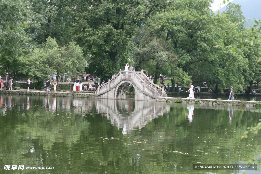 湖畔石拱桥 绿意环绕美景