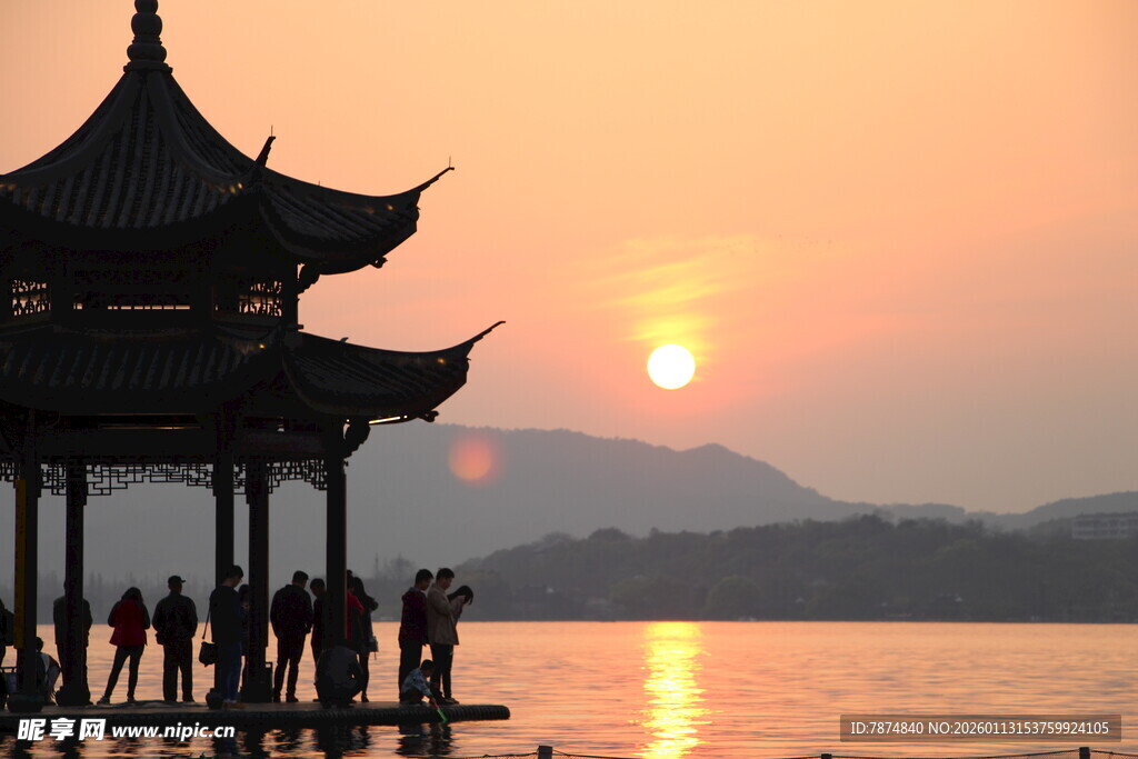 湖畔落日下的古风亭阁