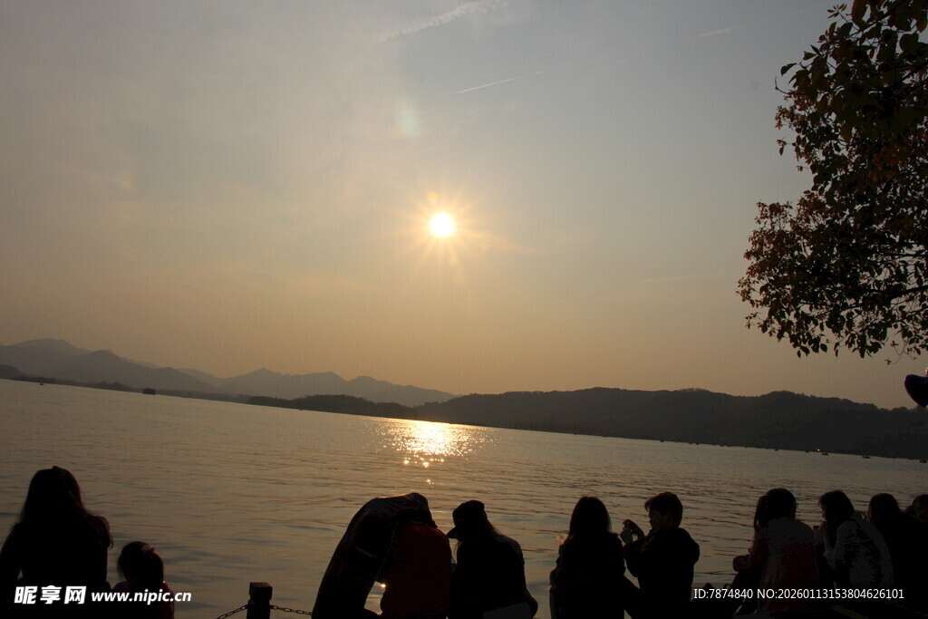 湖畔日落人群剪影