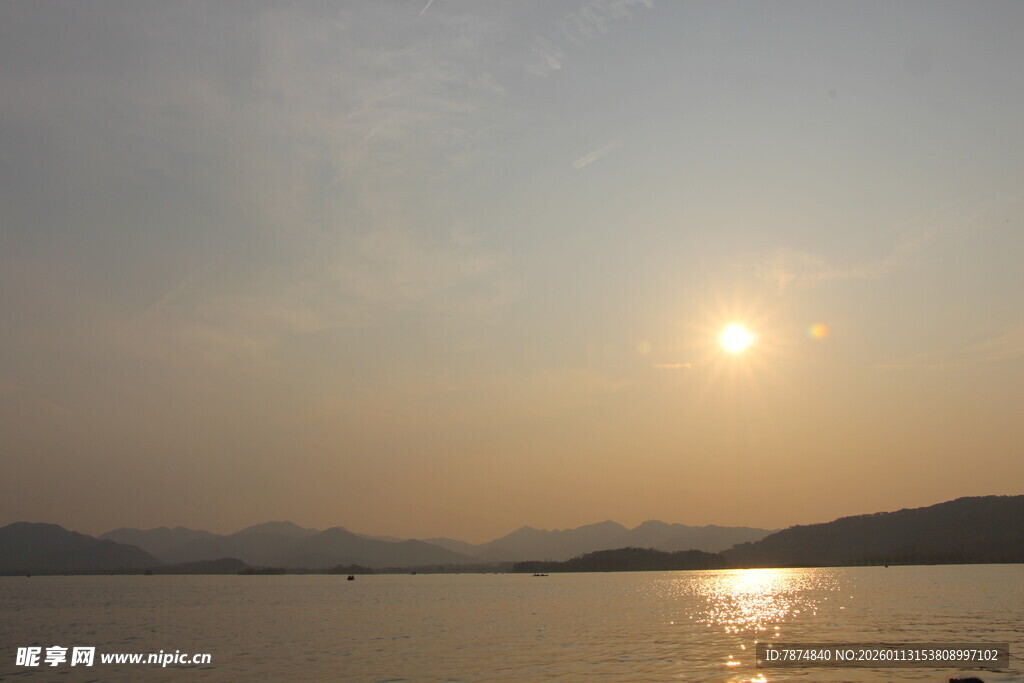 夕阳下的宁静湖面