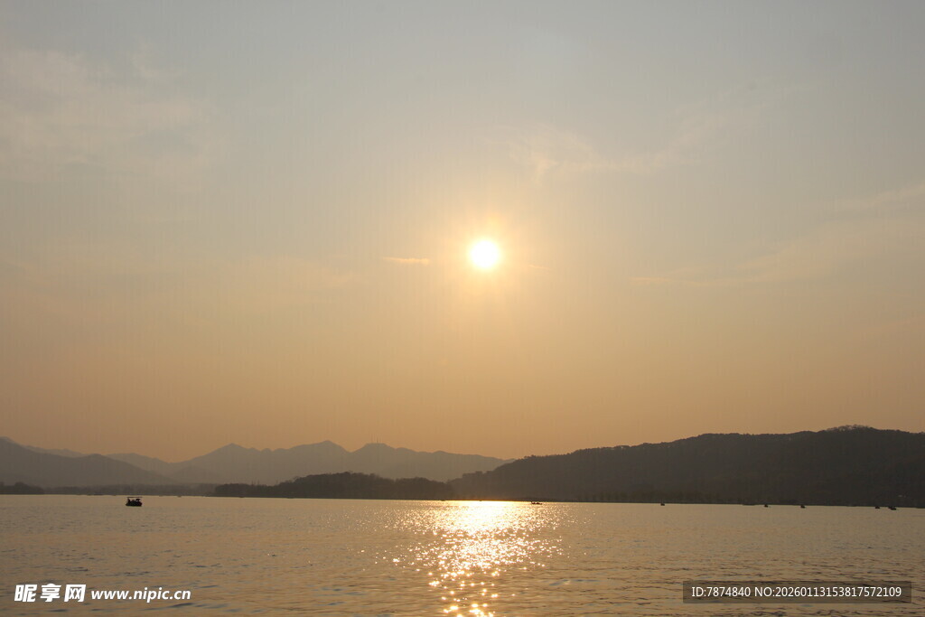 夕阳下的宁静湖面美景