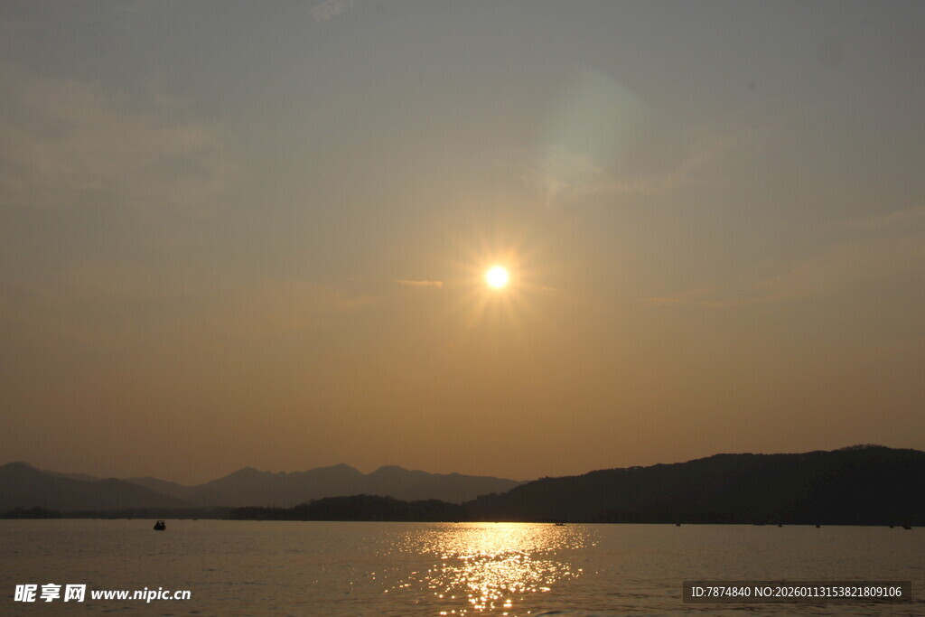 夕阳下的宁静湖面美景