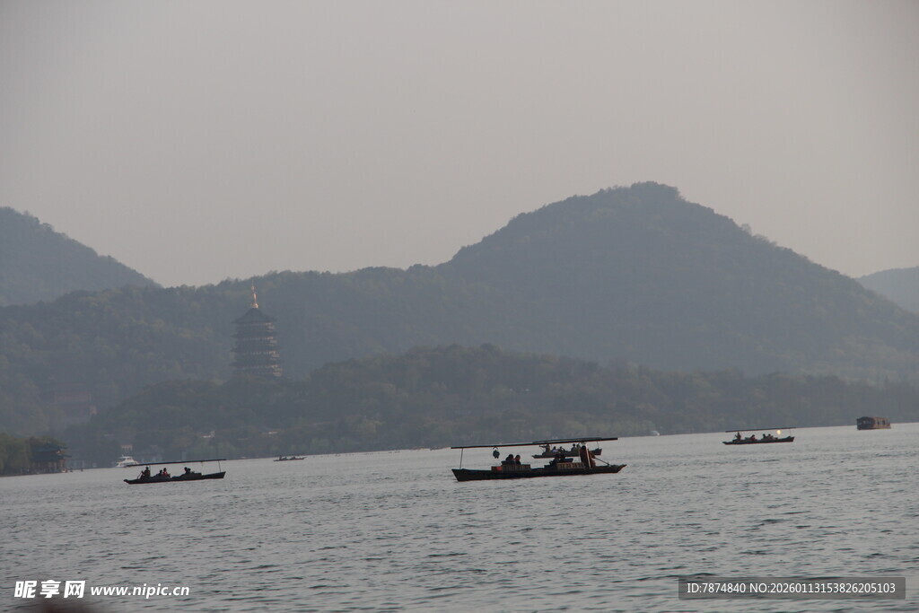 湖山之间的悠然船只
