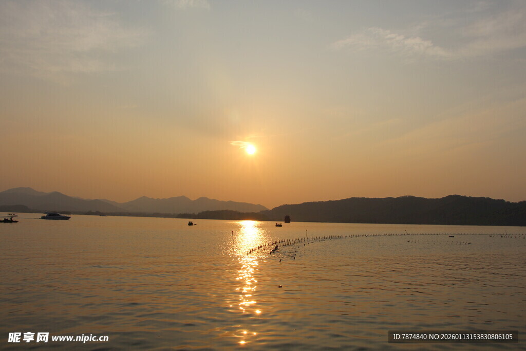 夕阳下的宁静水面