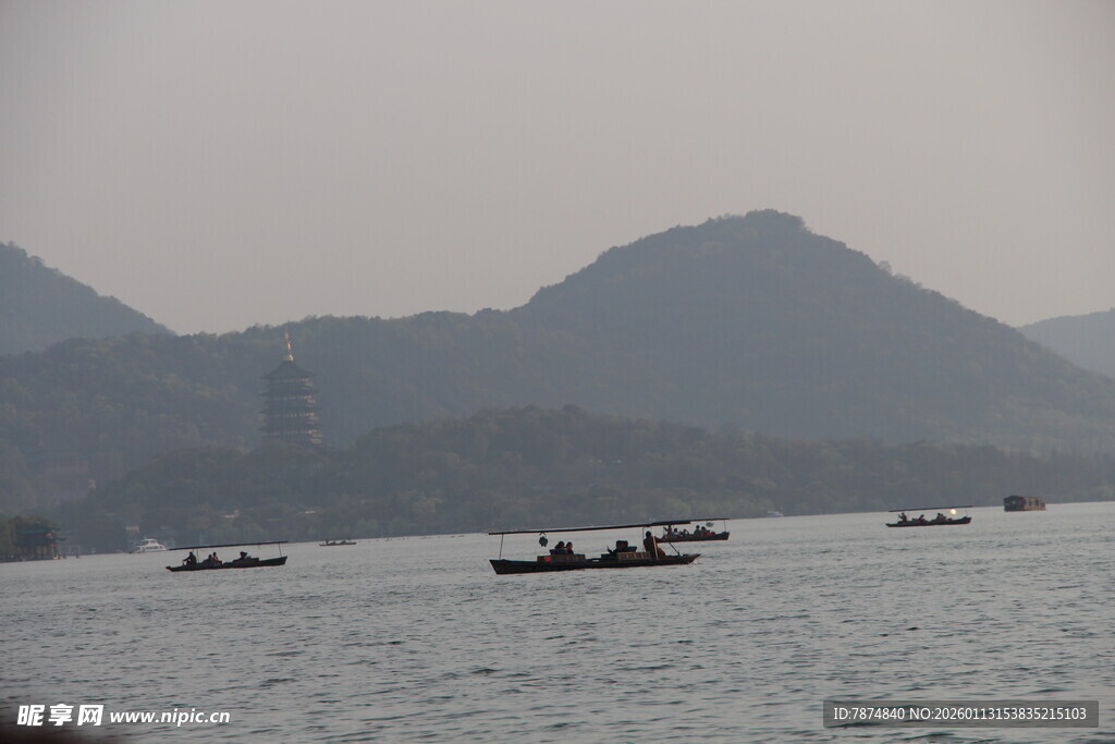 湖山之间泛舟景