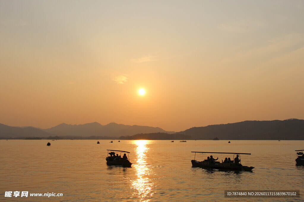 夕阳下的湖面泛舟景象