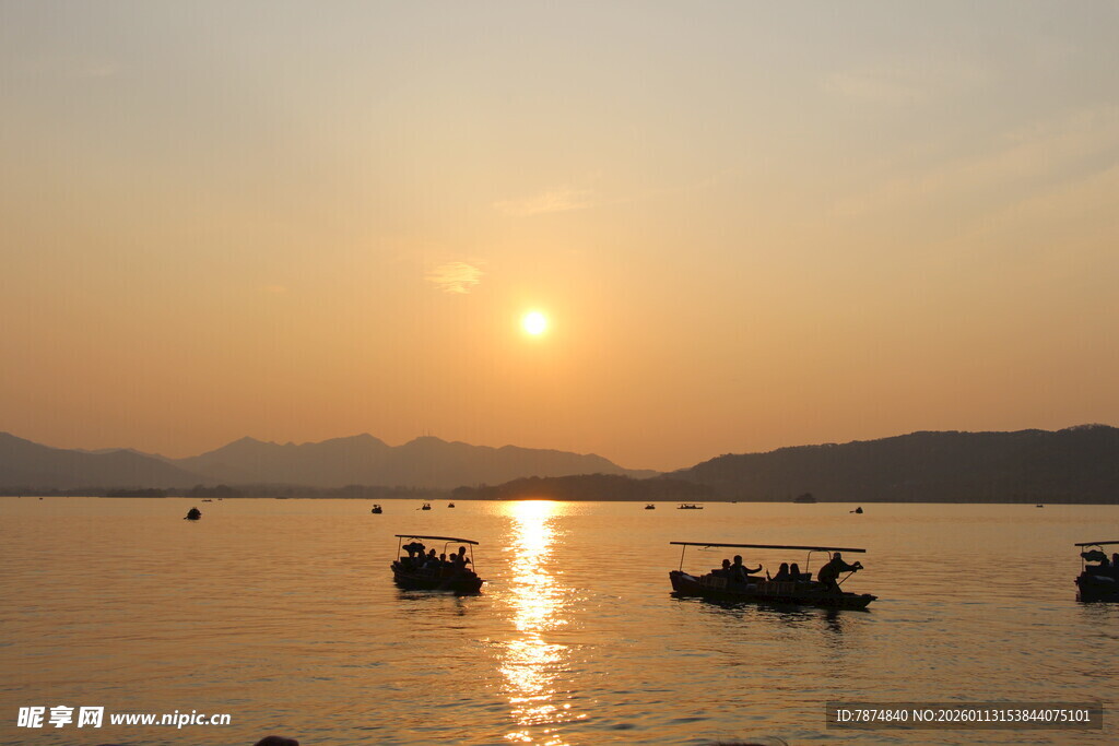 夕阳下海面的渔船美景