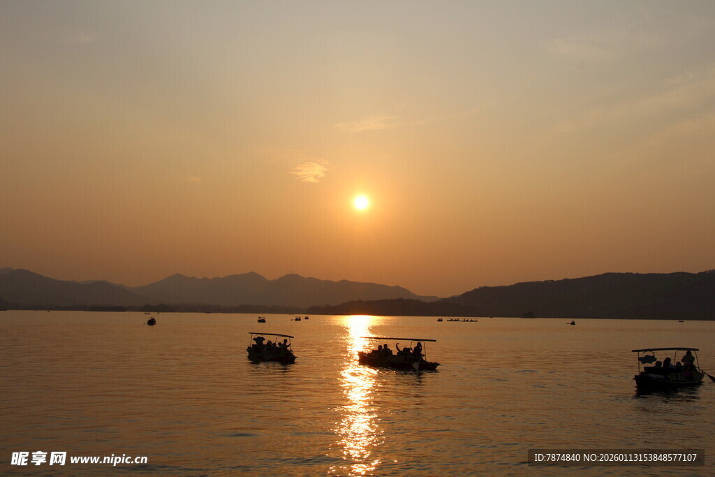 夕阳下湖面小船美景