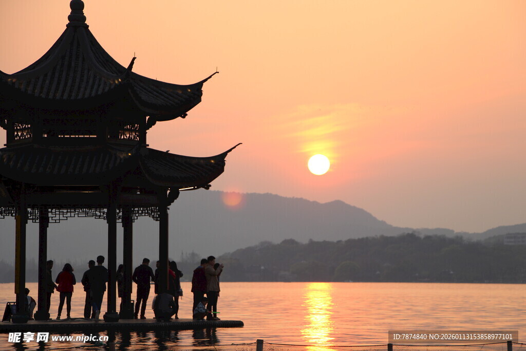 湖畔亭阁赏落日美景