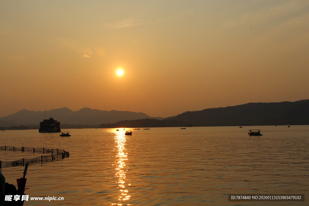夕阳下的宁静湖面美景
