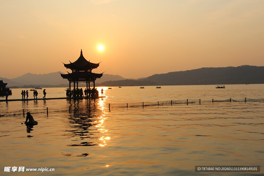 夕阳下的湖畔古亭美景
