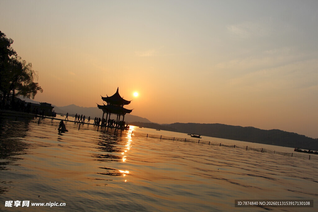 夕阳下湖畔的古典亭子