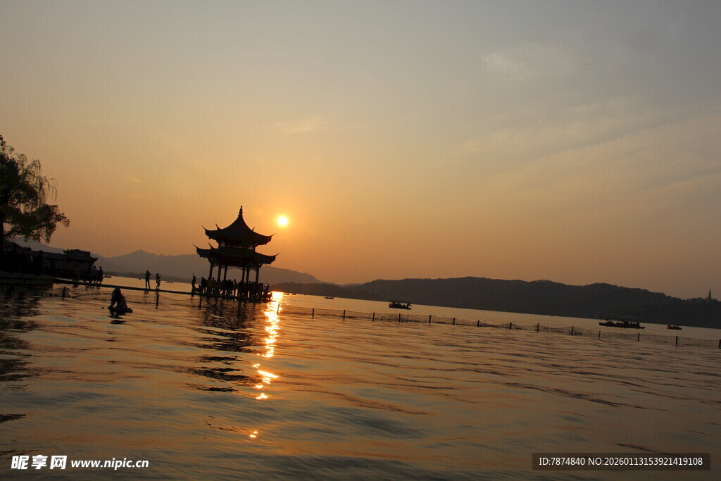 夕阳下湖畔的古风亭阁