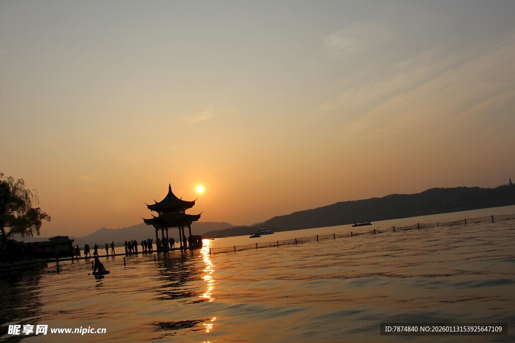 夕阳下湖畔的古典亭阁