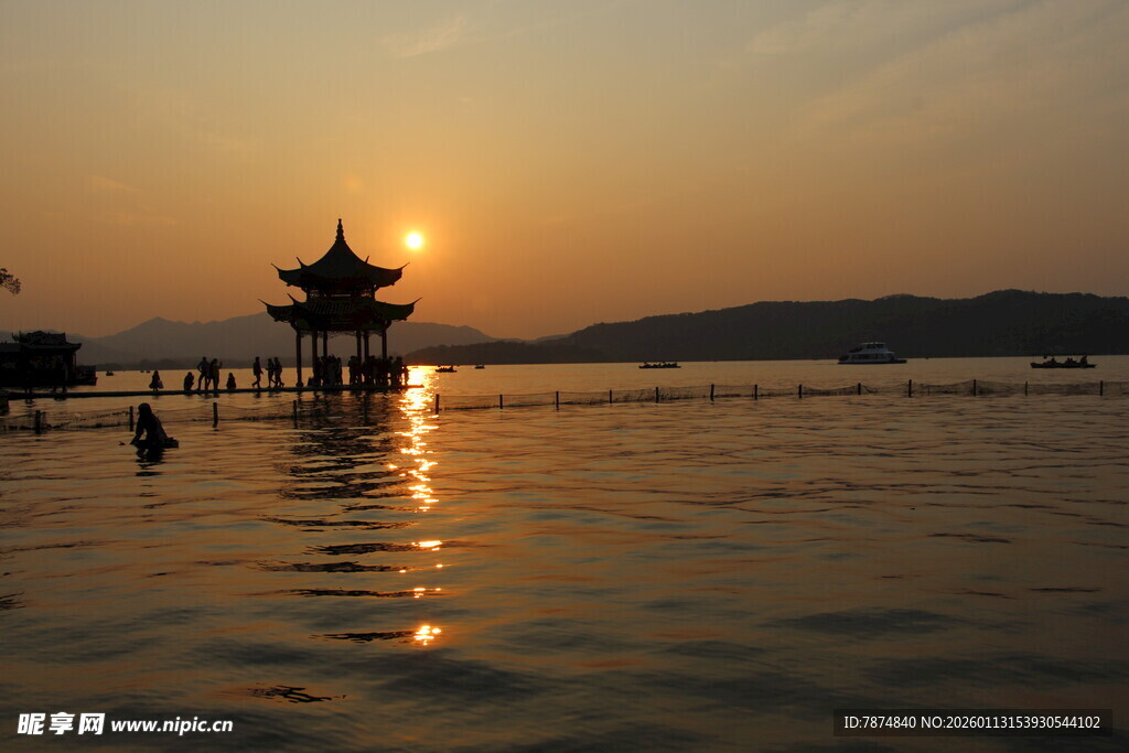 夕阳下湖畔的古风建筑