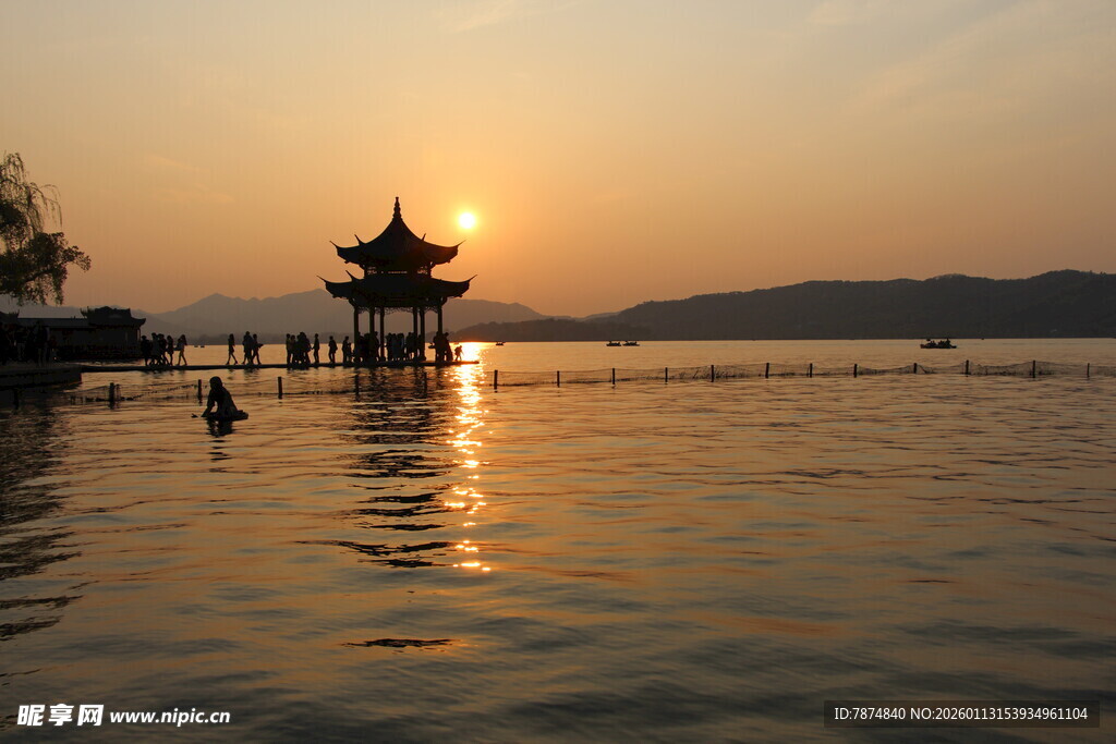夕阳下湖畔的古典建筑