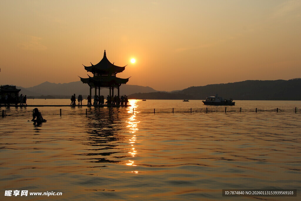 夕阳下湖畔古亭美景