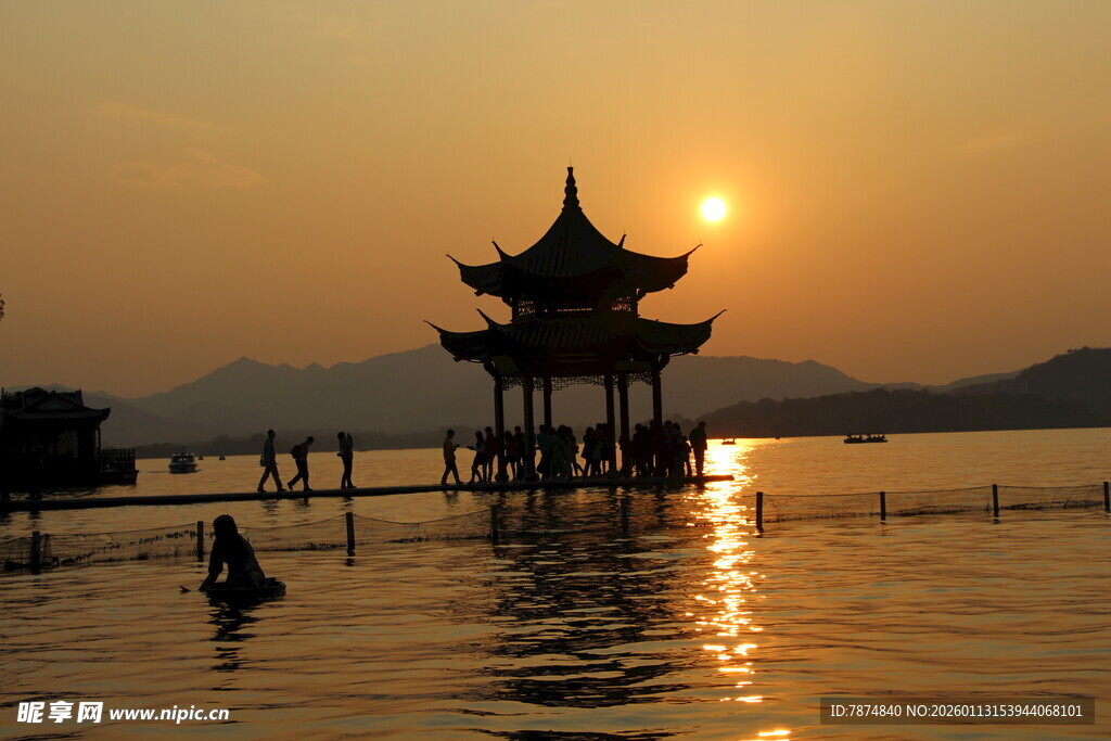 夕阳下湖畔古亭美景