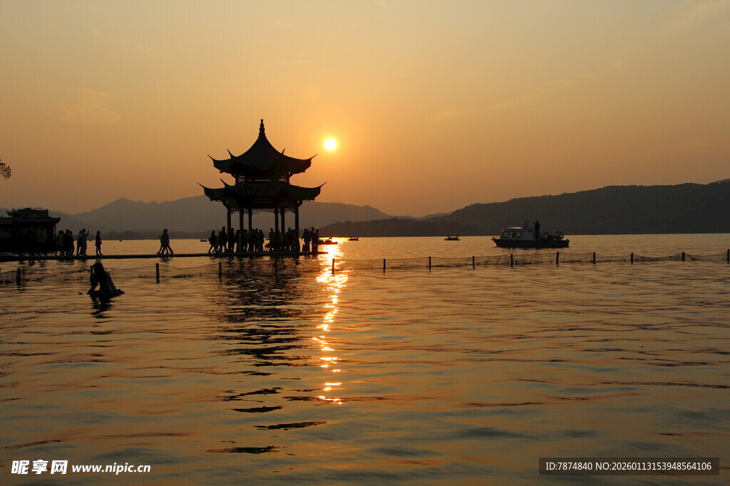 夕阳下湖畔的古典亭阁