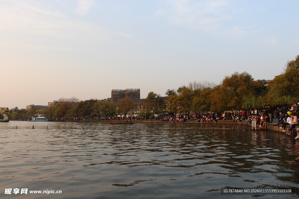 湖畔黄昏景色 人群悠然赏景