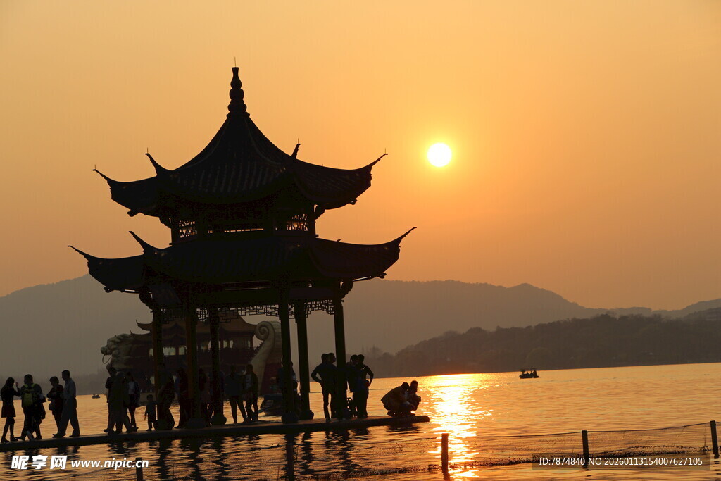 夕阳下湖畔的中式古亭