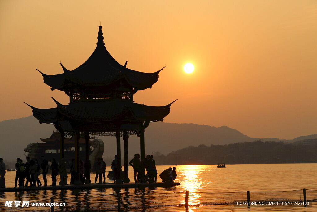 夕阳下湖畔的古典亭阁