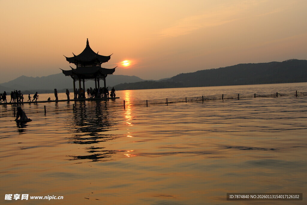 夕阳下的湖畔古亭美景
