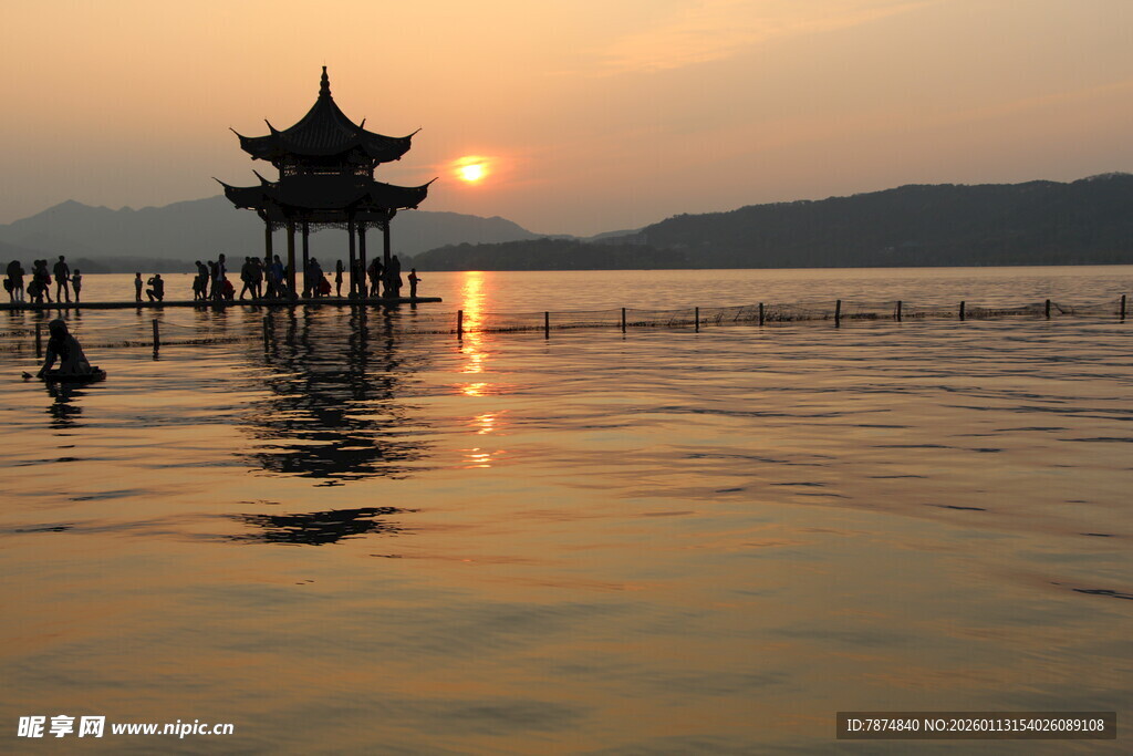 湖畔落日下的古风亭阁