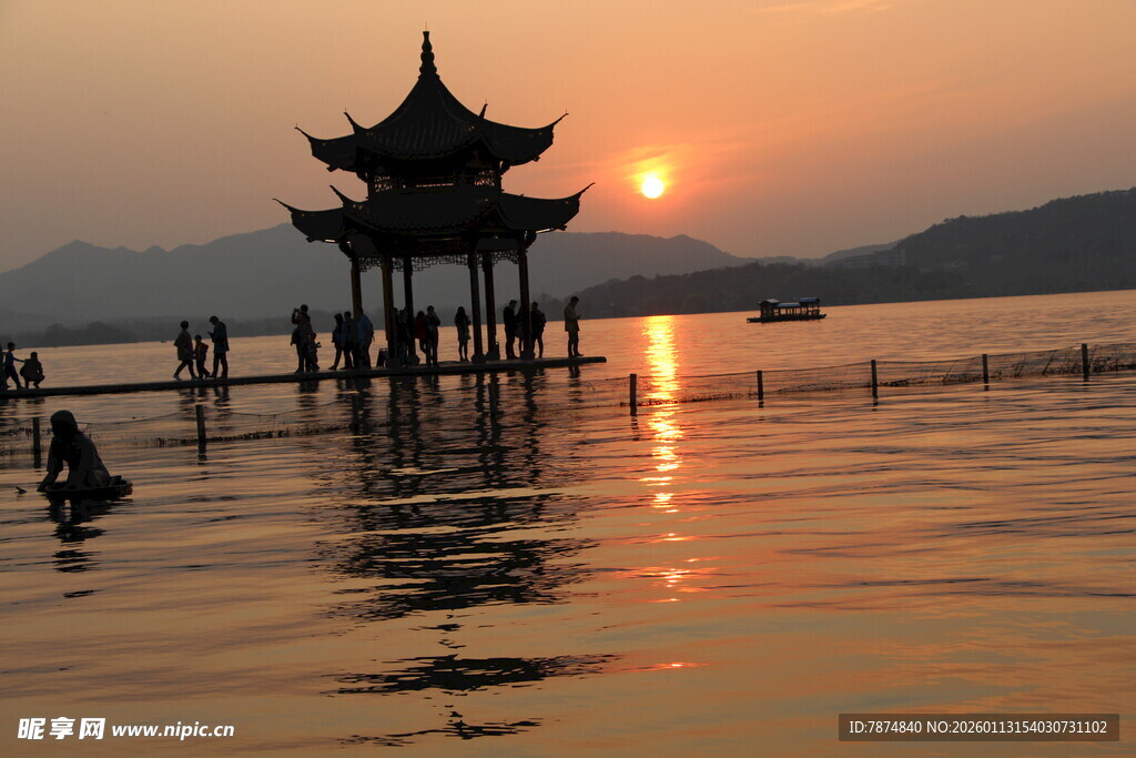 夕阳下湖畔的古风亭阁