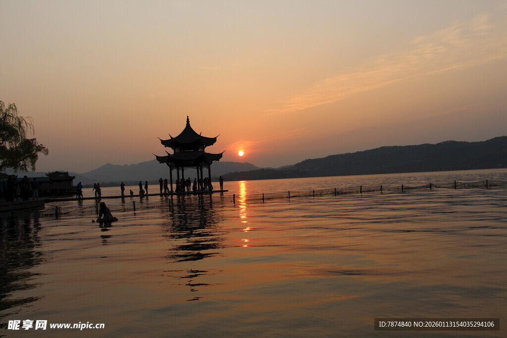 湖畔落日中的古风亭阁