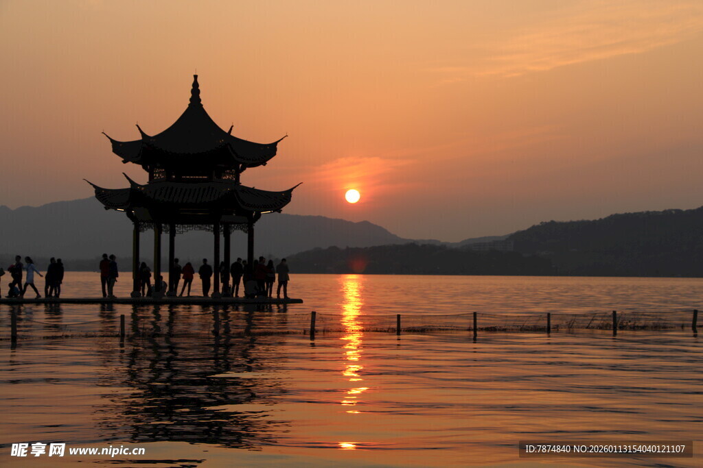 夕阳下湖畔古亭美景